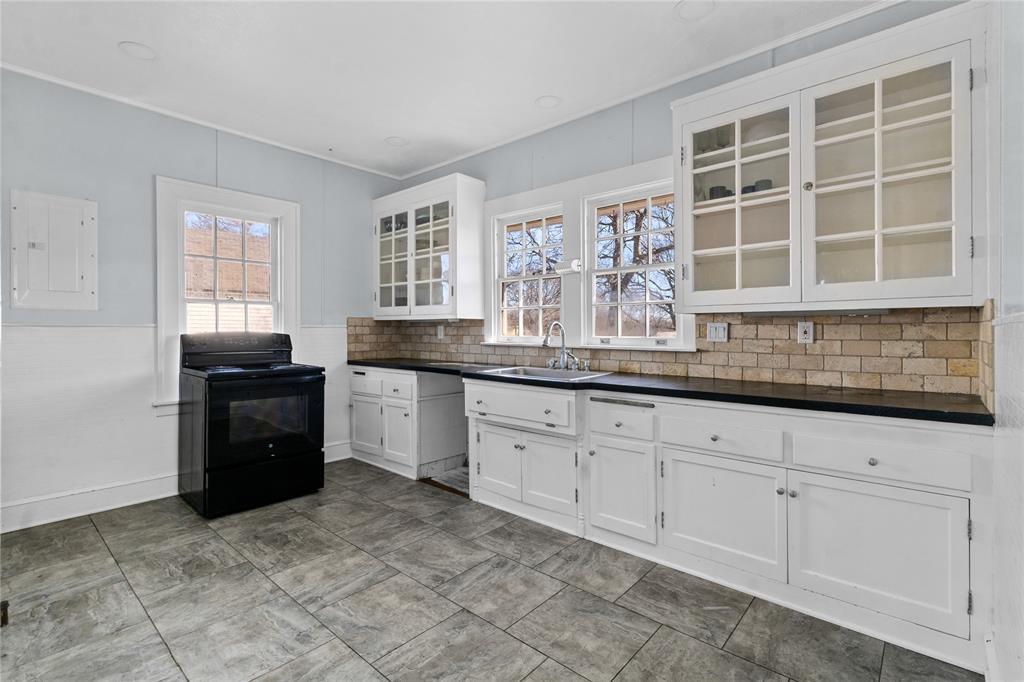 206 S Avenue B Property Photo 10