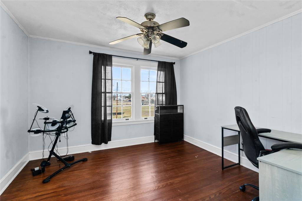 206 S Avenue B Property Photo 12