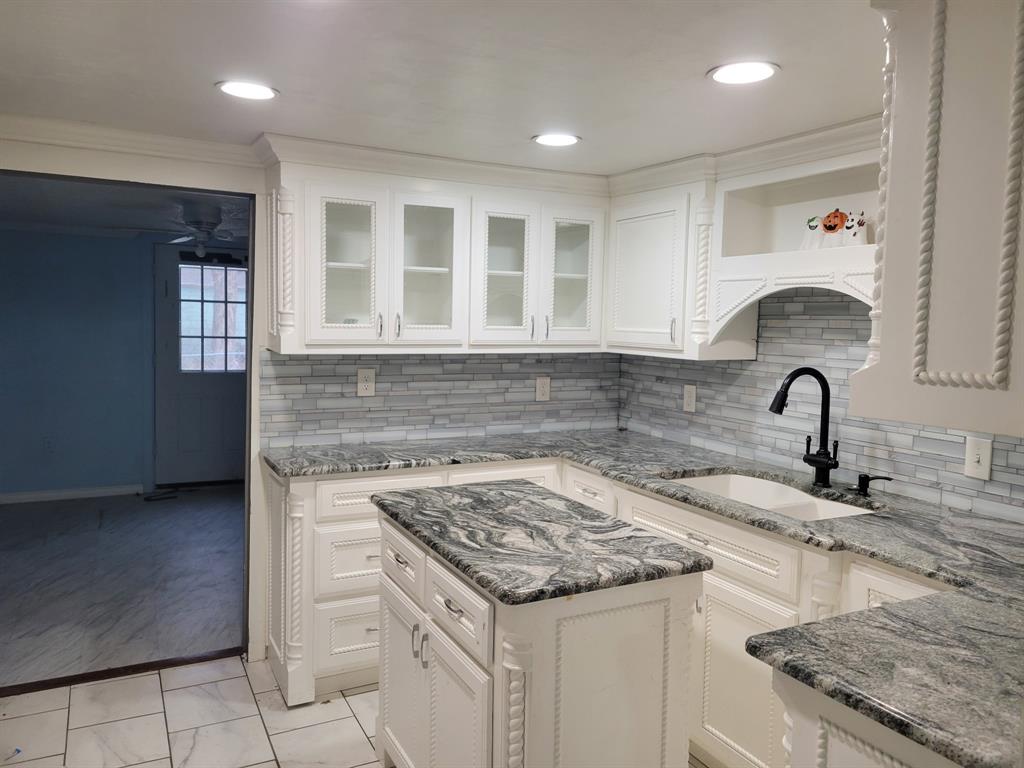 924 N Clements Street Property Photo 1