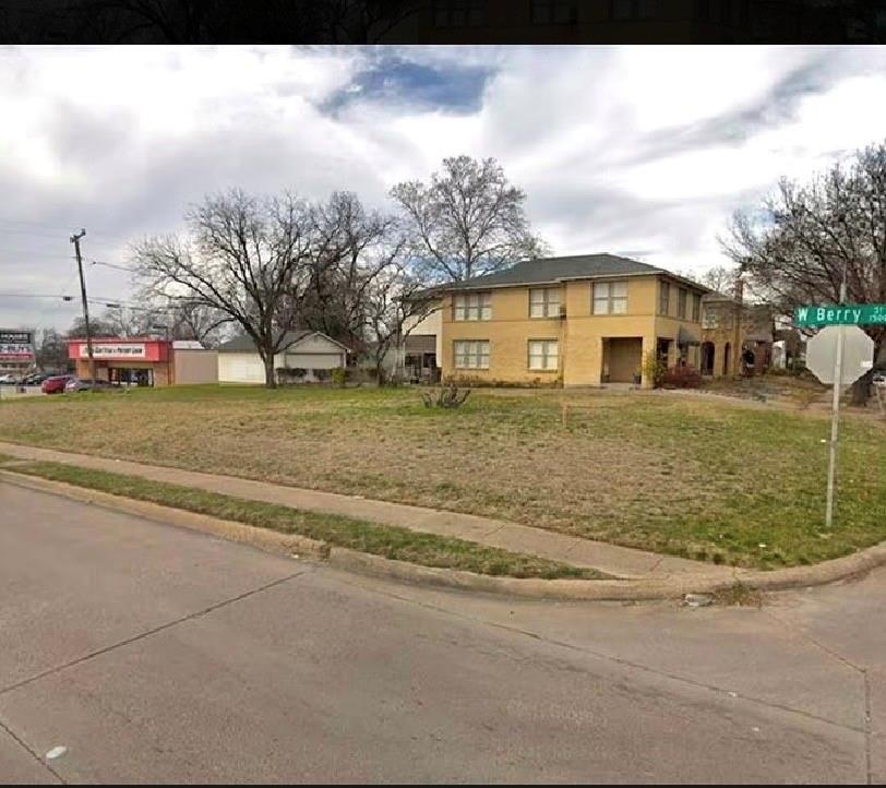 1500 W Berry Street Property Photo 1