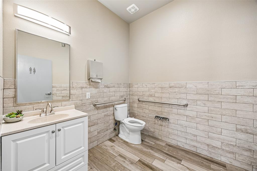 118 Lynn Avenue 202 Property Photo 19