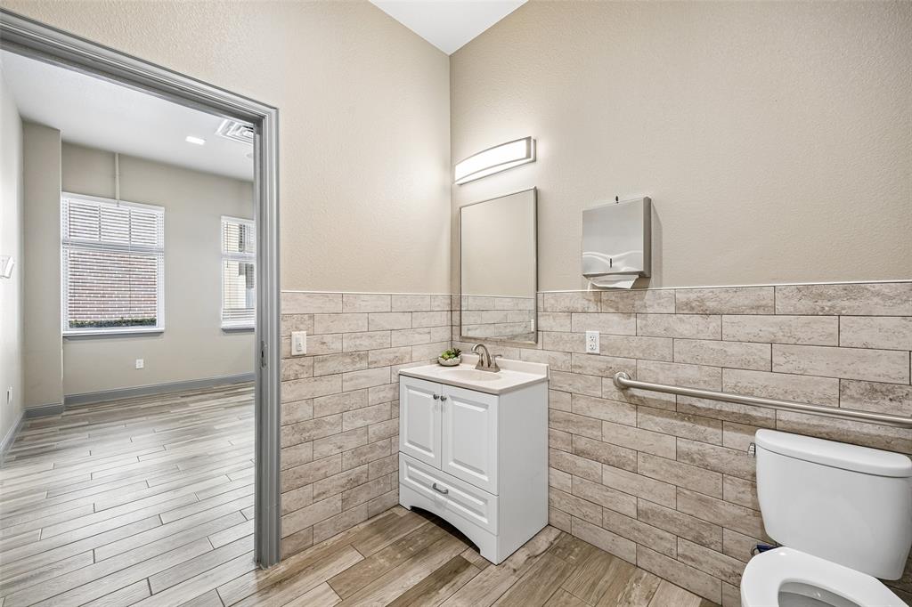 118 Lynn Avenue 202 Property Photo 20
