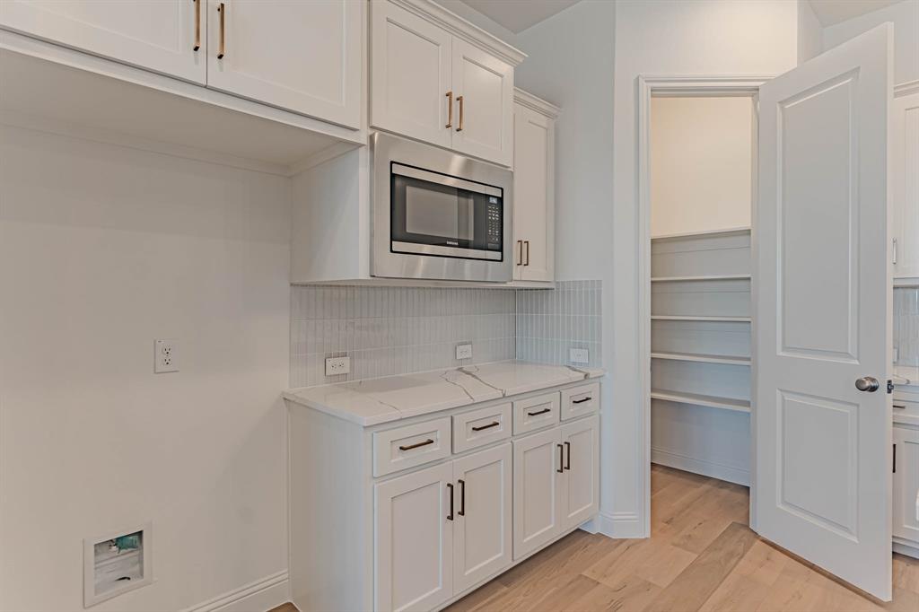2136 Village Walk Place Property Photo 8