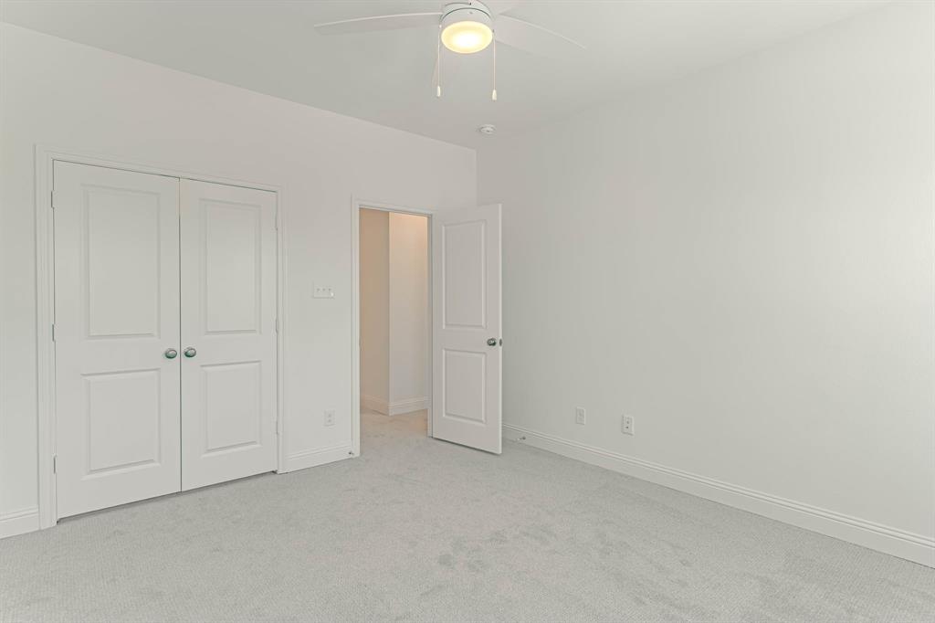 2136 Village Walk Place Property Photo 12
