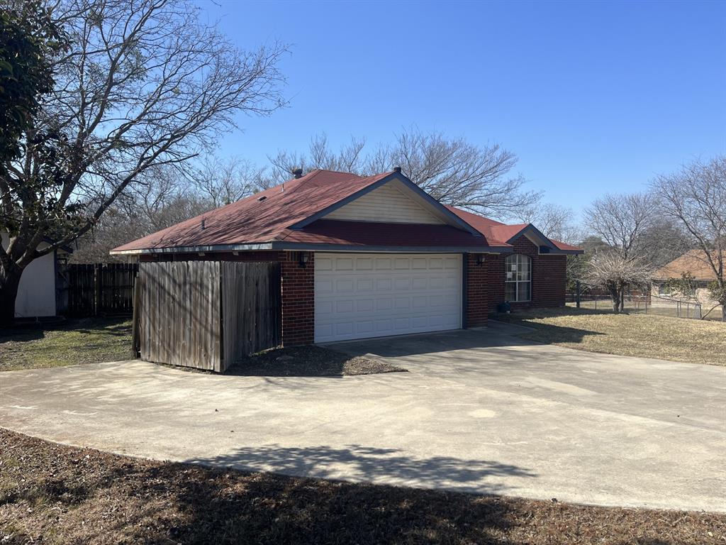 3908 Lakecliff Drive Property Photo 2
