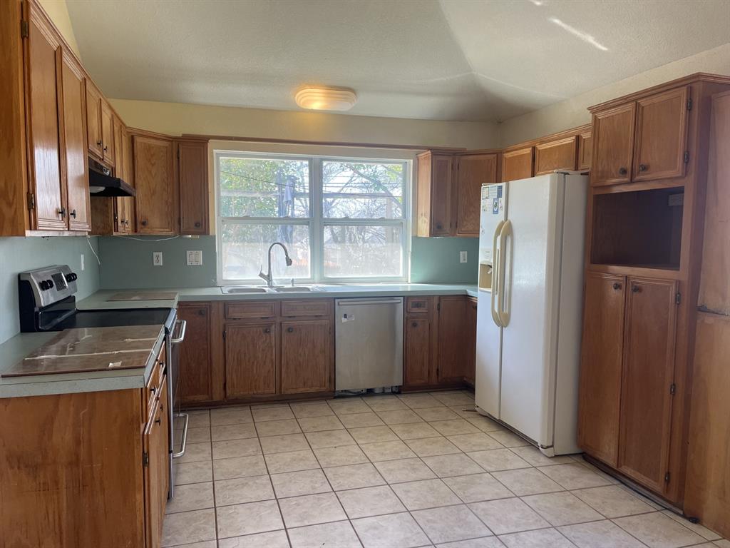 3908 Lakecliff Drive Property Photo 5