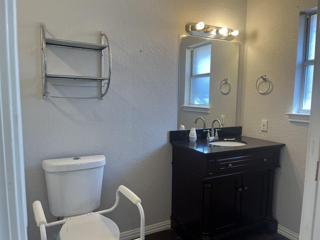 3908 Lakecliff Drive Property Photo 9
