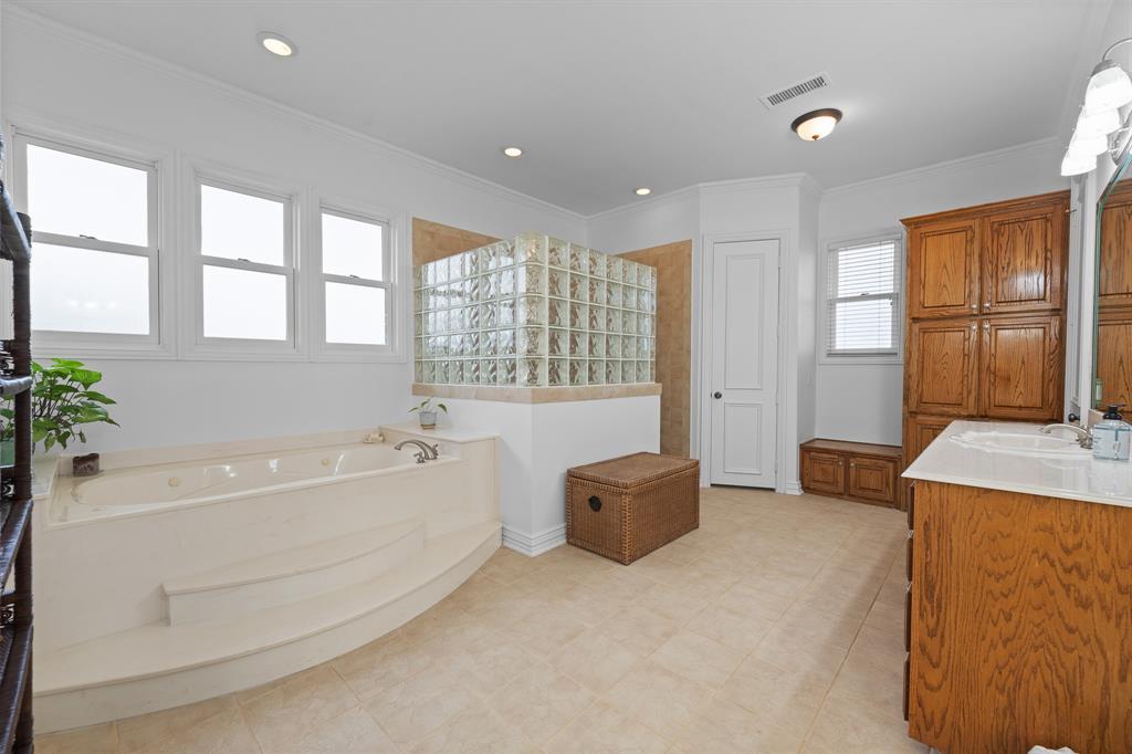4520 S Nolan River Road Property Photo 17