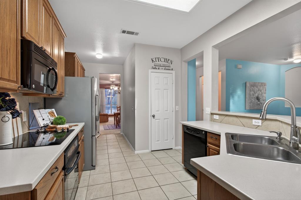 2724 Maple Creek Drive Property Photo 8