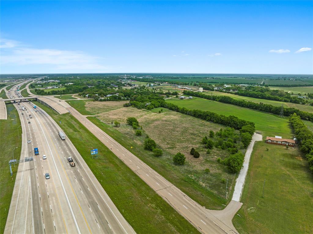 20694 N Interstate 35 Property Photo 1