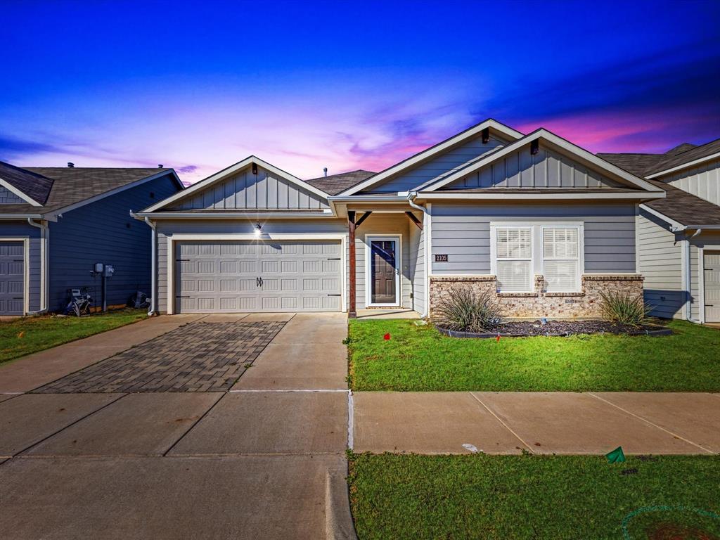 2105 Paxton Way Property Photo 1