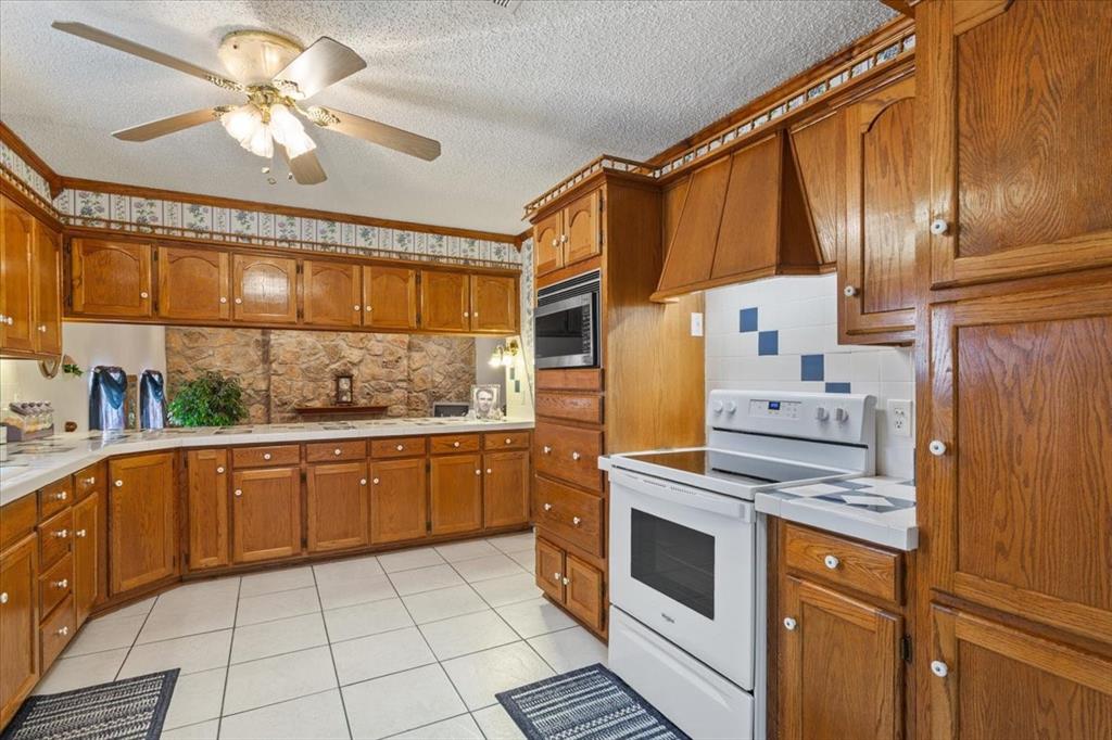 646 Winding Oaks Property Photo 8