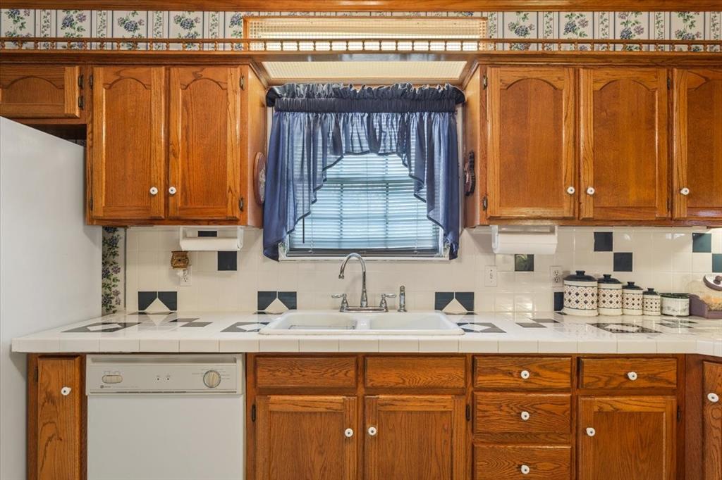 646 Winding Oaks Property Photo 10