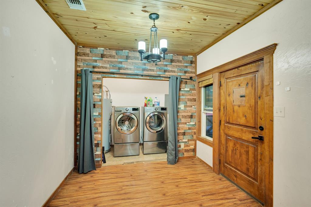 200 W Davis Avenue Property Photo 9