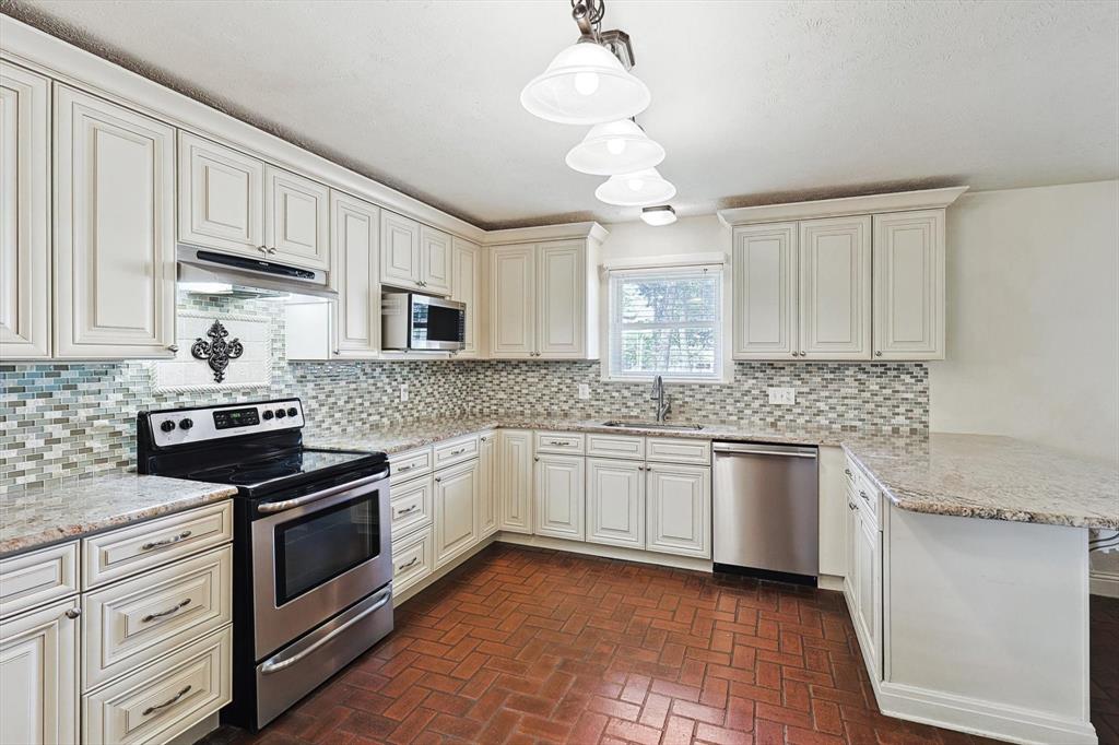 1005 Hopkins Drive Property Photo 11