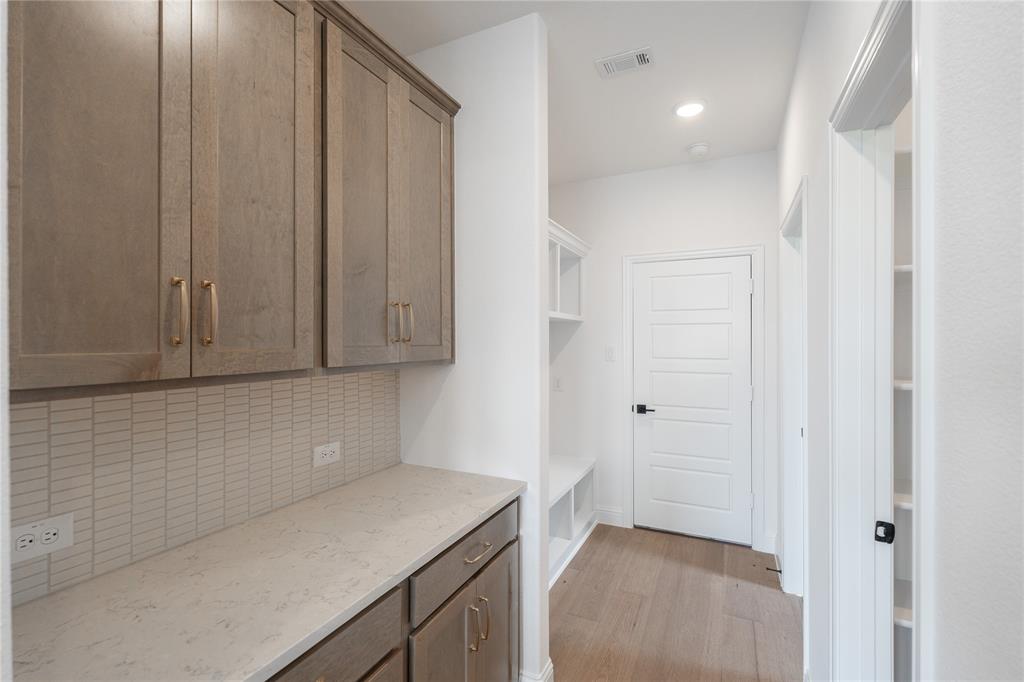 2516 Broadstone Drive Property Photo 23