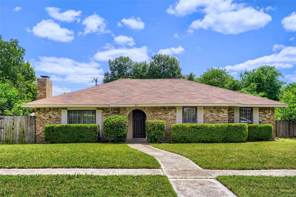 814 Oakbluff Drive Property Photo 1