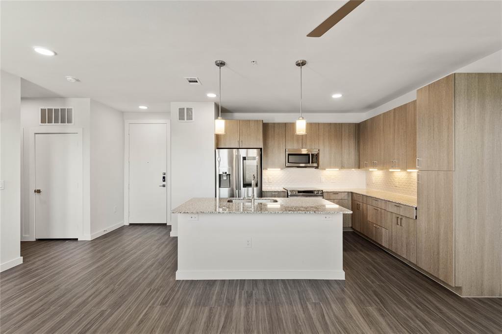 1500 N Fitzhugh Avenue Property Photo 2