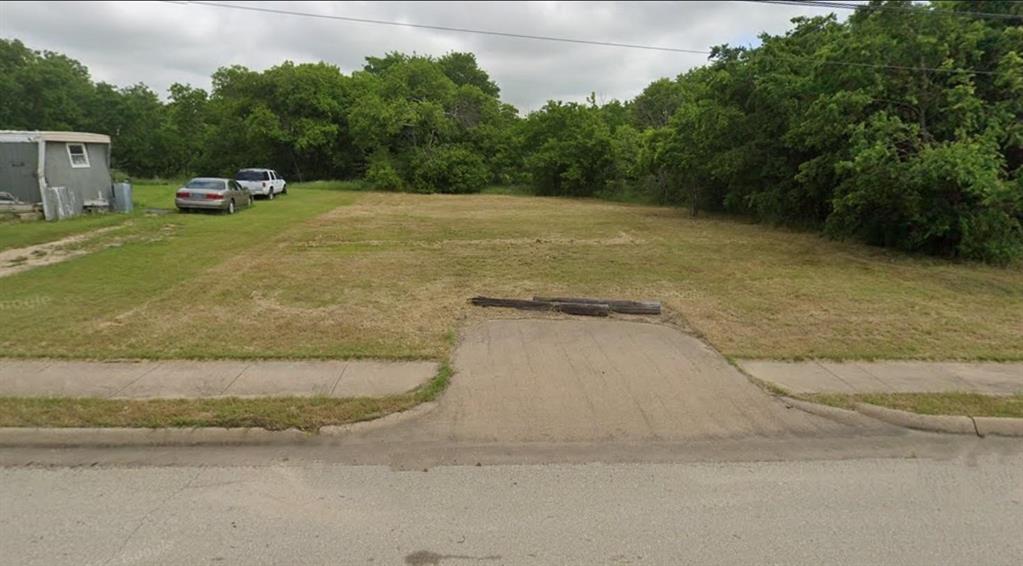 711 E Davis Avenue Property Photo 1