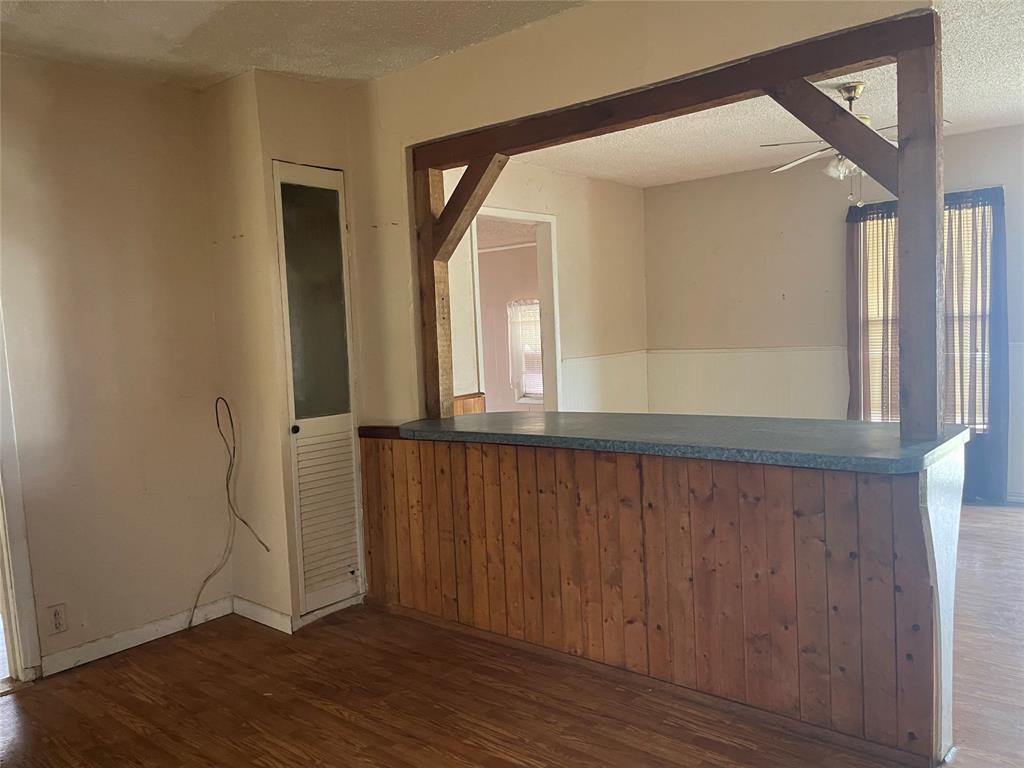 406 S Austin Street Property Photo 6