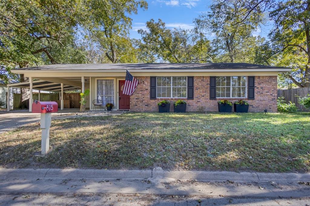 815 N Bledsoe Street Property Photo 1