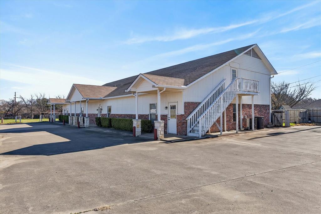 611 W Spring Valley Road Property Photo 1