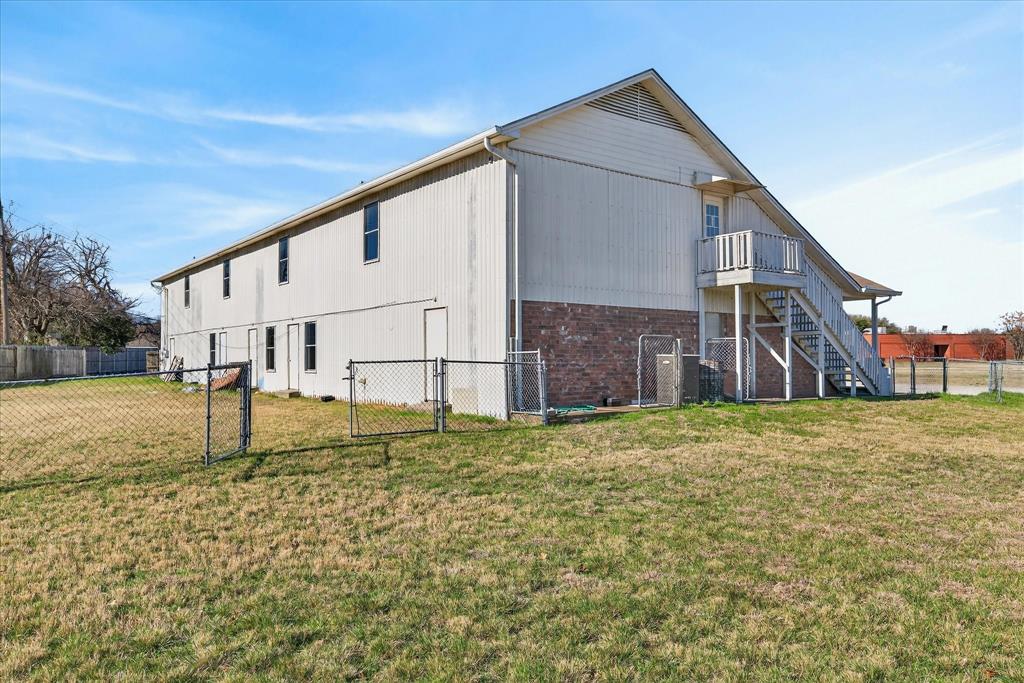 611 W Spring Valley Road Property Photo 3