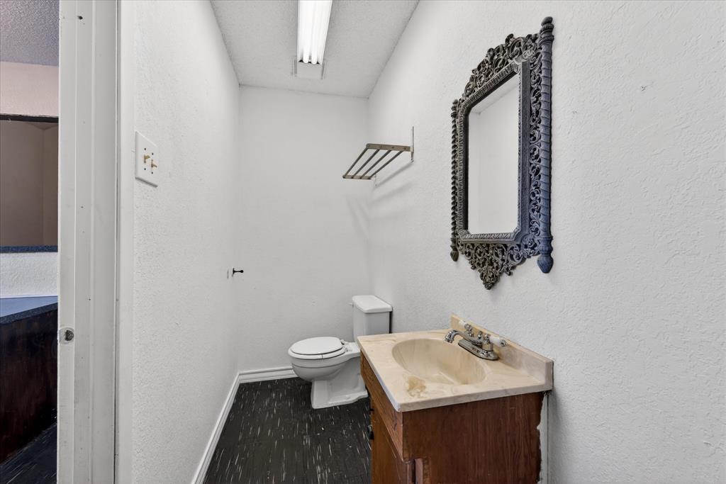 611 W Spring Valley Road Property Photo 8