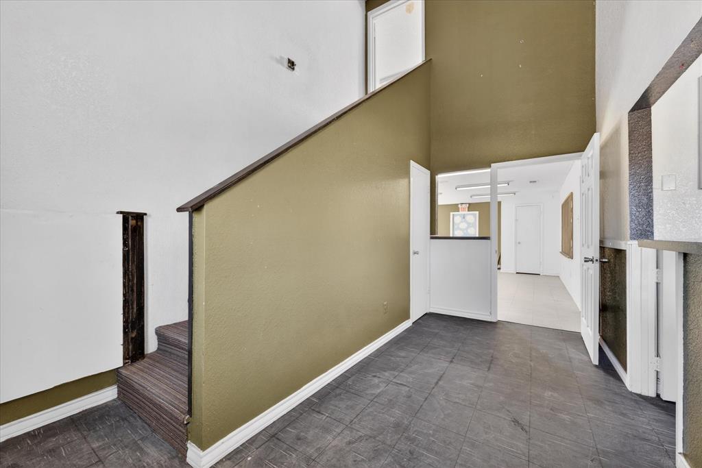 611 W Spring Valley Road Property Photo 25