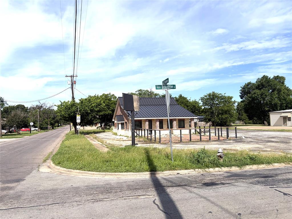 900 N Broughton Street Property Photo 6