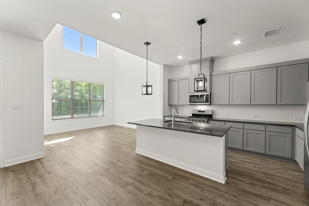 2522 Campden Mews Property Photo 12
