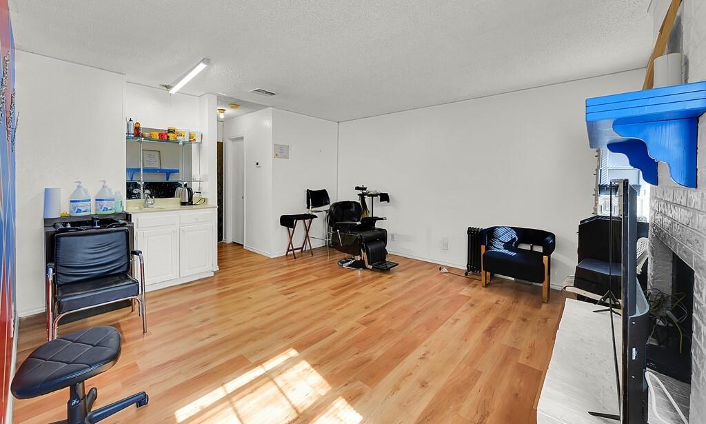 2409 Macarthur Drive Property Photo 2