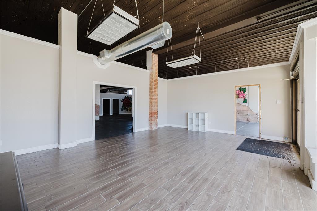 200 W 8th Street Property Photo 4