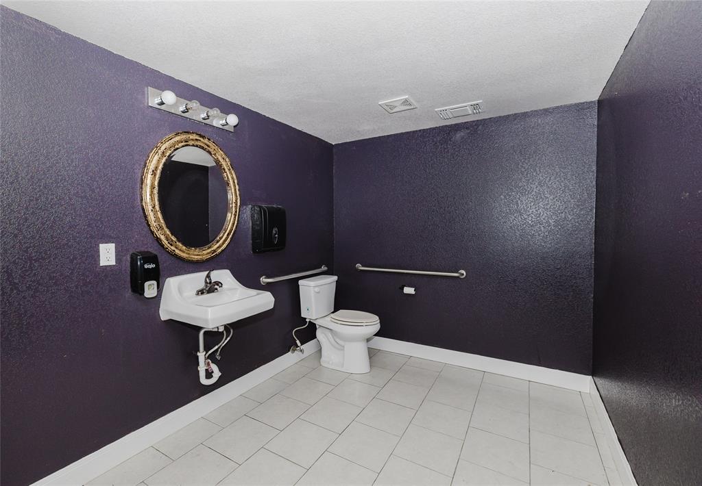 200 W 8th Street Property Photo 12