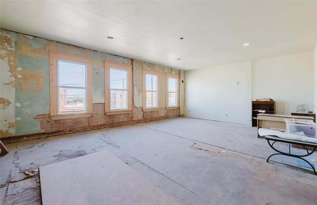 200 W 8th Street Property Photo 20