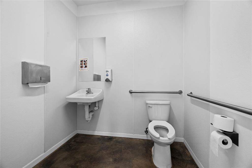 207 N Henderso Boulevard Property Photo 16