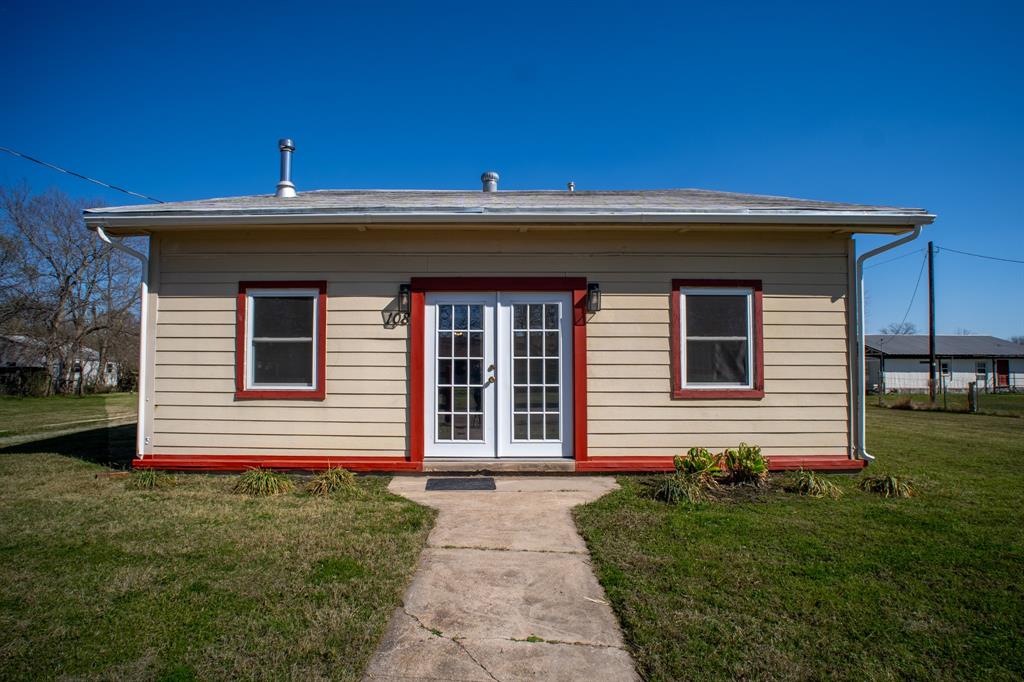 108 S Avenue C Property Photo 1