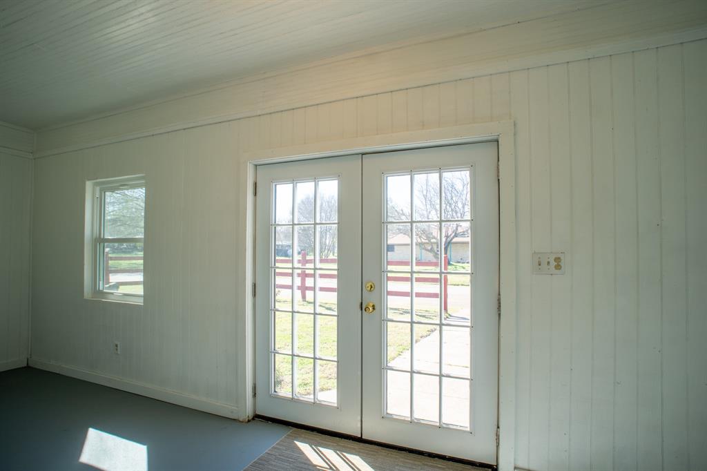 108 S Avenue C Property Photo 2