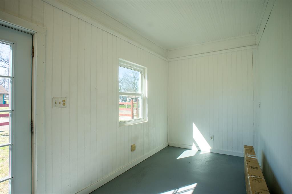 108 S Avenue C Property Photo 3