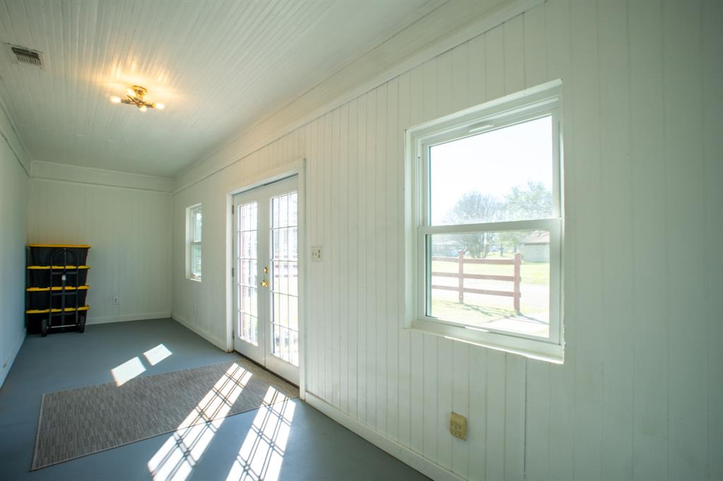 108 S Avenue C Property Photo 4