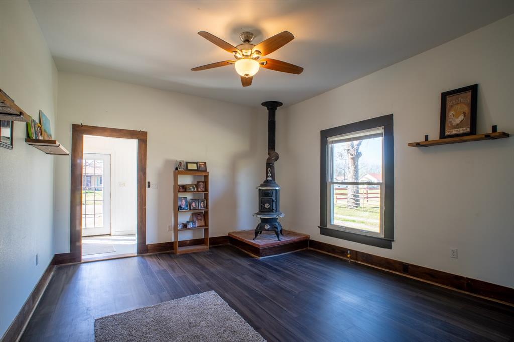 108 S Avenue C Property Photo 5