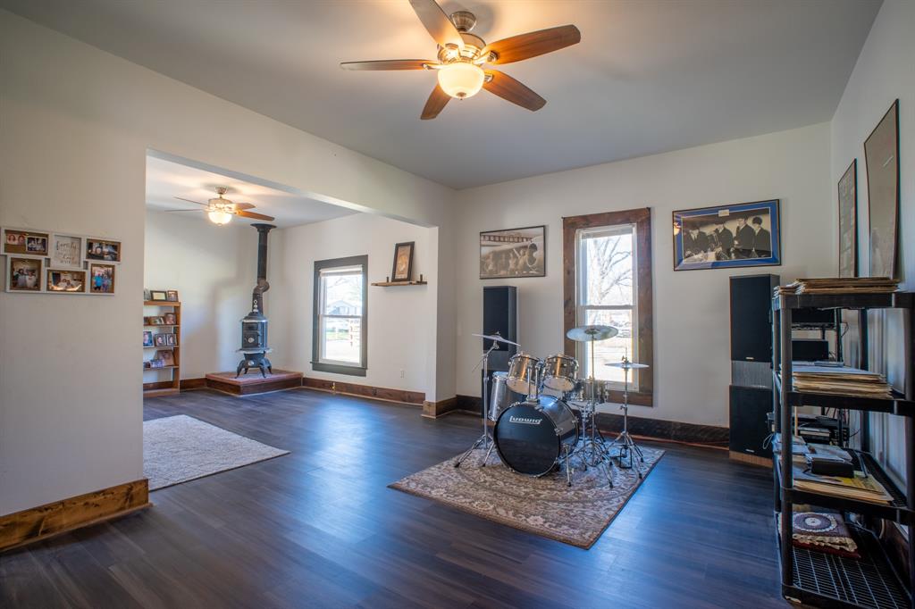 108 S Avenue C Property Photo 6