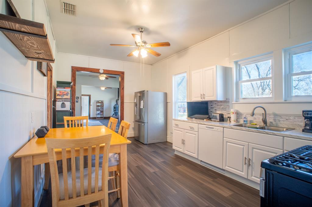 108 S Avenue C Property Photo 10