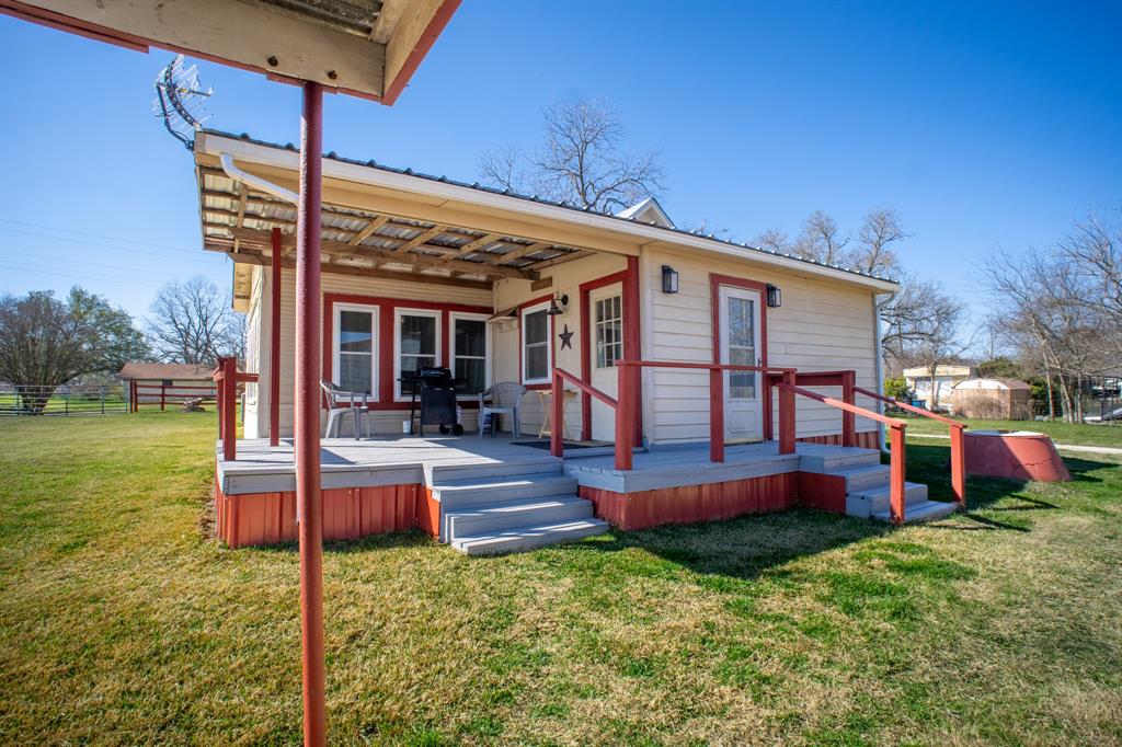 108 S Avenue C Property Photo 21