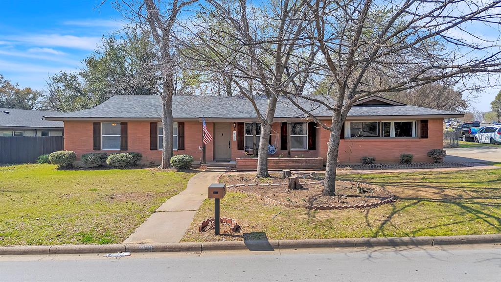 709 Hurstview Drive Property Photo 3