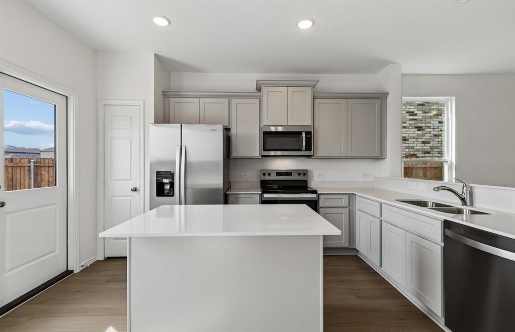 1127 Loch Way Property Photo 3