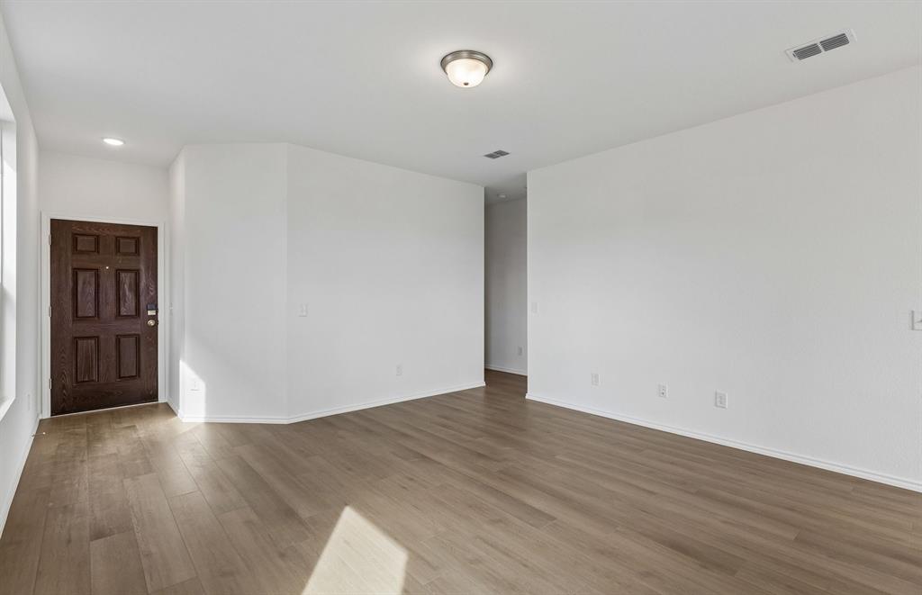 1127 Loch Way Property Photo 5