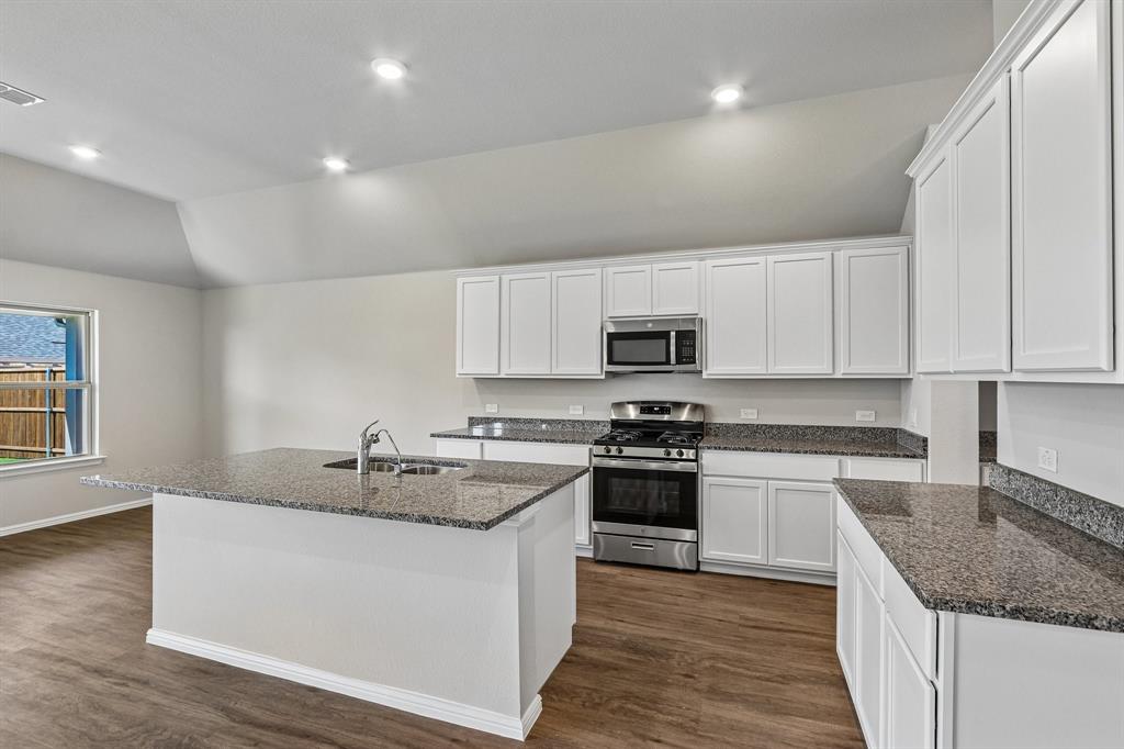 3300 Royal Forest Drive Property Photo 10