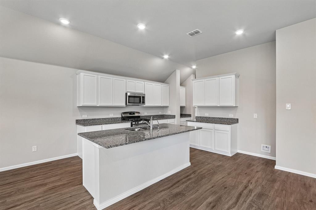 3300 Royal Forest Drive Property Photo 11
