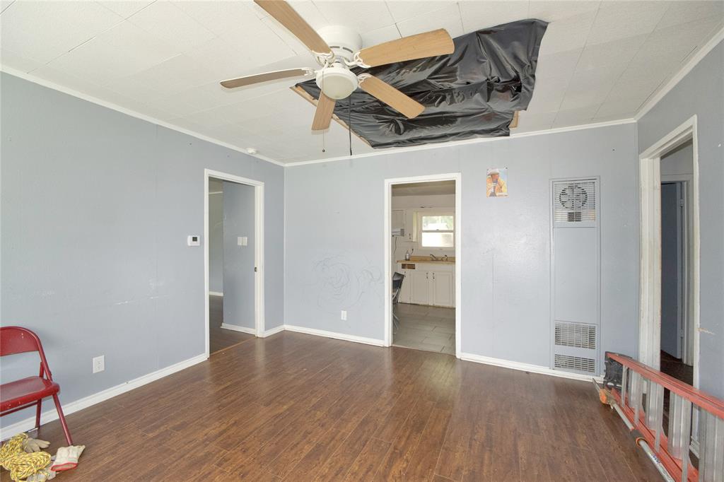 1429 S Elm Property Photo 4